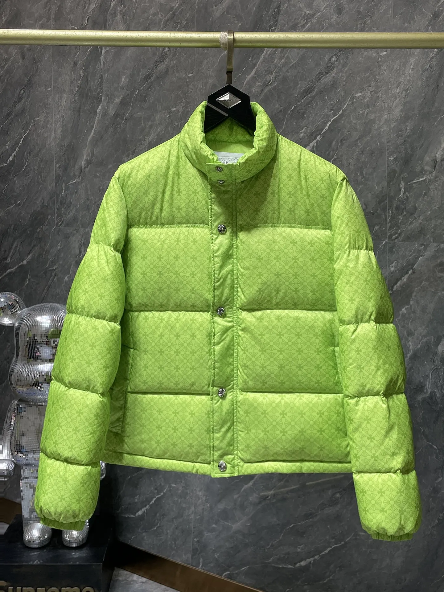P676 Chrome Hearts ❄️Winter Down Jacket Series❄️ Chrome Hearts Dark Pattern Series Fluorescent Green Down Jacket is on sale at the counter at the same time❤ The best Guangzhou Inspection and National Standard 90 down jacket on the market! ! The world’s highest fluffiness of 900D! ! High standard and sufficient down filling! ! Exterior windproof and waterproof dark pattern custom fabric, interior high-grade dark pattern lining fabric to prevent lint, original hardware molding, exquisite craftsmanship details, can be casual or formal ✨ Slim fit and not bloated Recommended color: Customized dark pattern fluorescent green series Code number: S, M, L, XL